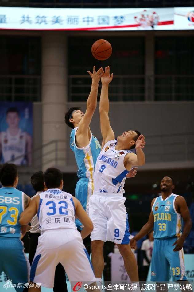 福建队当家球星王哲林在青岛队内线苏伟的严密防守下，依然强硬转身后仰跳投，皮球划出一道美妙的弧线直奔篮筐。