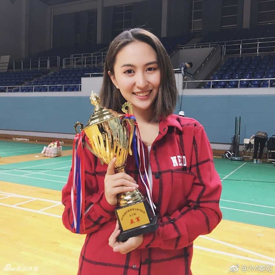 在灯光耀眼的舞台上，姜冕将篮球高高抛起，身体随之律动，这一刻她是全场的焦点，用炫酷的球技点燃了观众的热情