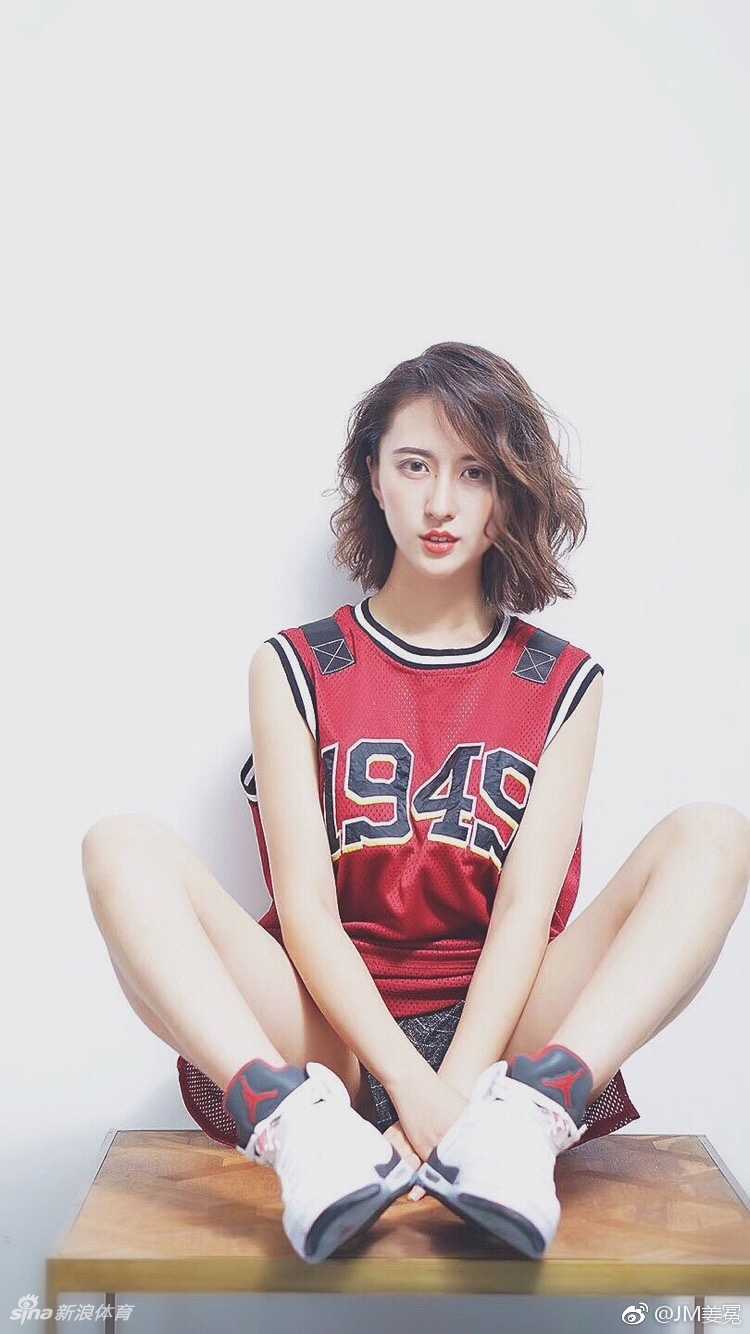 篮球在姜冕手中仿佛被施了魔法，稳稳地停在她的后背，她微微侧身露出自信的笑容，将花式篮球的灵动与女性的柔美完美融合