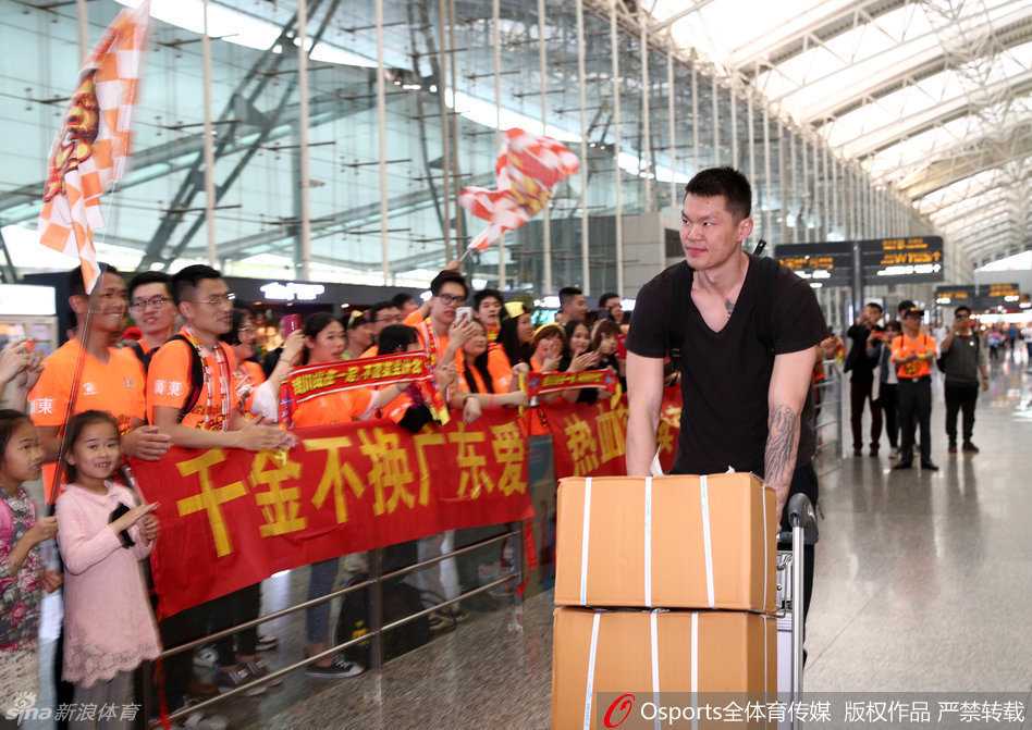 年轻的赵睿被一群球迷团团围住，他手中拿着签字笔，应接不暇地满足着大家的请求，脸上洋溢着被认可的喜悦。