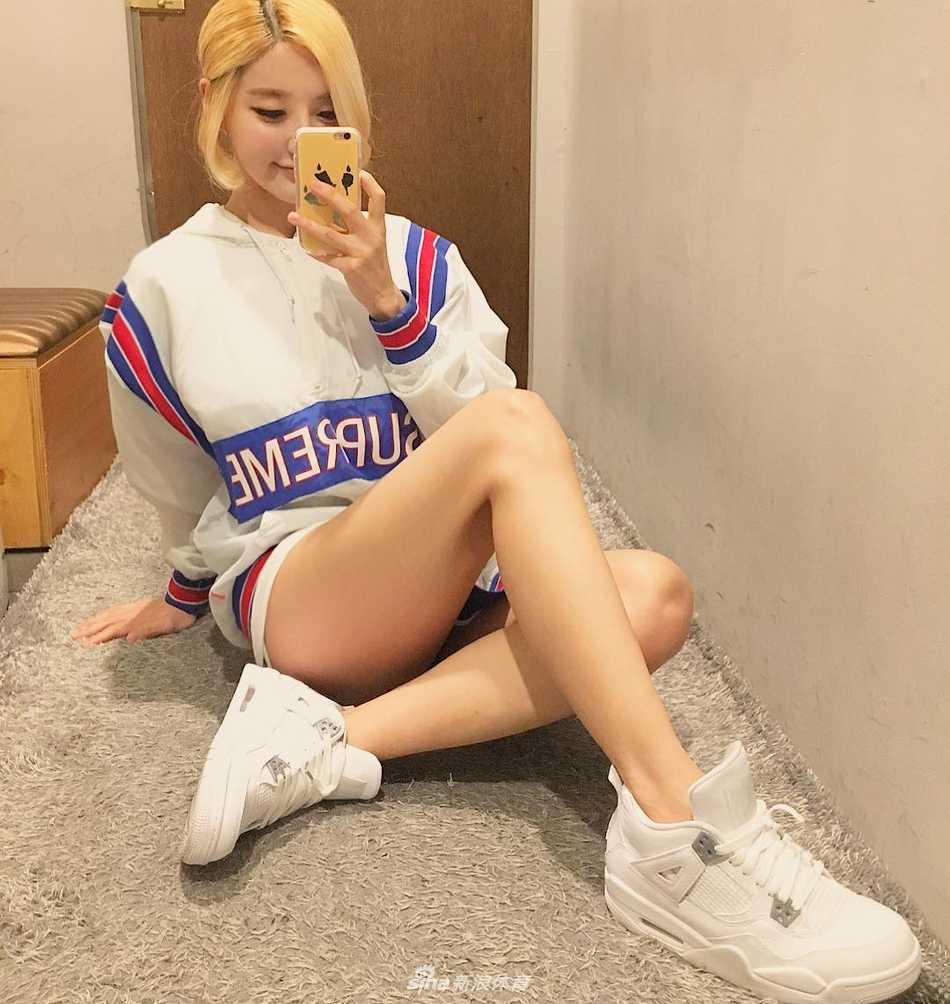 球鞋女神DJ Soda的粉色帝国:当迷人美腿遇上珍稀乔丹鞋 画面中的Soda轻轻倚靠在墙边,看似随意的姿势却难掩其俏皮气质,一双美腿在光影交错下显得格外修长,与脚上那双经典配色的AJ球鞋构成了一幅让无数男生女生都心动的画面。