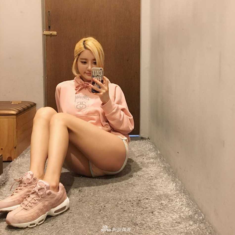 球鞋女神DJ Soda的粉色帝国:当迷人美腿遇上珍稀乔丹鞋 DJ Soda在街头自信漫步,那双被粉丝津津乐道的修长美腿在阳光下白得发光,脚下的稀有Air Jordan鞋款仿佛也沾染了她的活力,成为街头最靓丽的风景线。