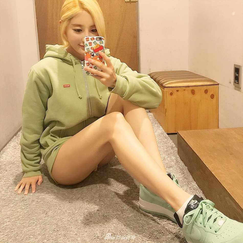 球鞋女神DJ Soda的粉色帝国:当迷人美腿遇上珍稀乔丹鞋 即使是背影,Soda的时尚感也丝毫未减。她秀出精致的腿部线条,脚下的Jordan球鞋鞋底鲜红欲滴,仿佛在诉说着迈克尔·乔丹在赛场上的热血传奇,而她正是这种传奇精神的现代演绎者。