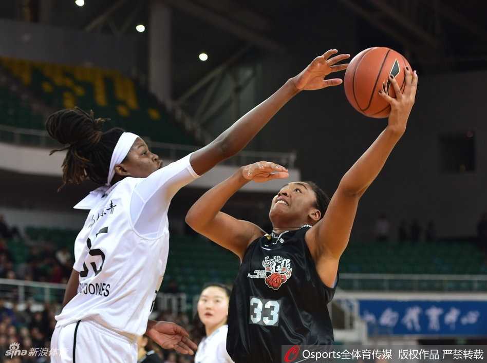 琼斯制霸内线吴迪同台竞技 山西女篮大胜陕西迎赛季转折 山西队核心吴迪持球面对旧主陕西队的防守,眼神坚定,突破上篮如利刃般撕开防线。