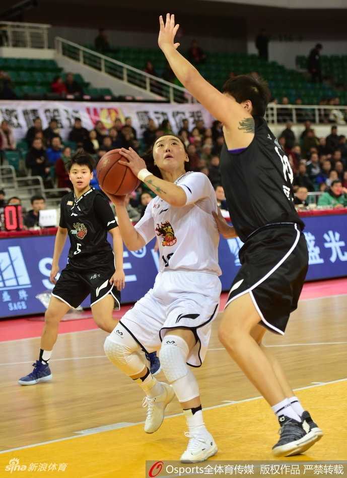 琼斯制霸内线吴迪同台竞技 山西女篮大胜陕西迎赛季转折 山西后场发动机武桐桐手感火热,三分线外果断出手,篮球划出完美弧线直钻网心。