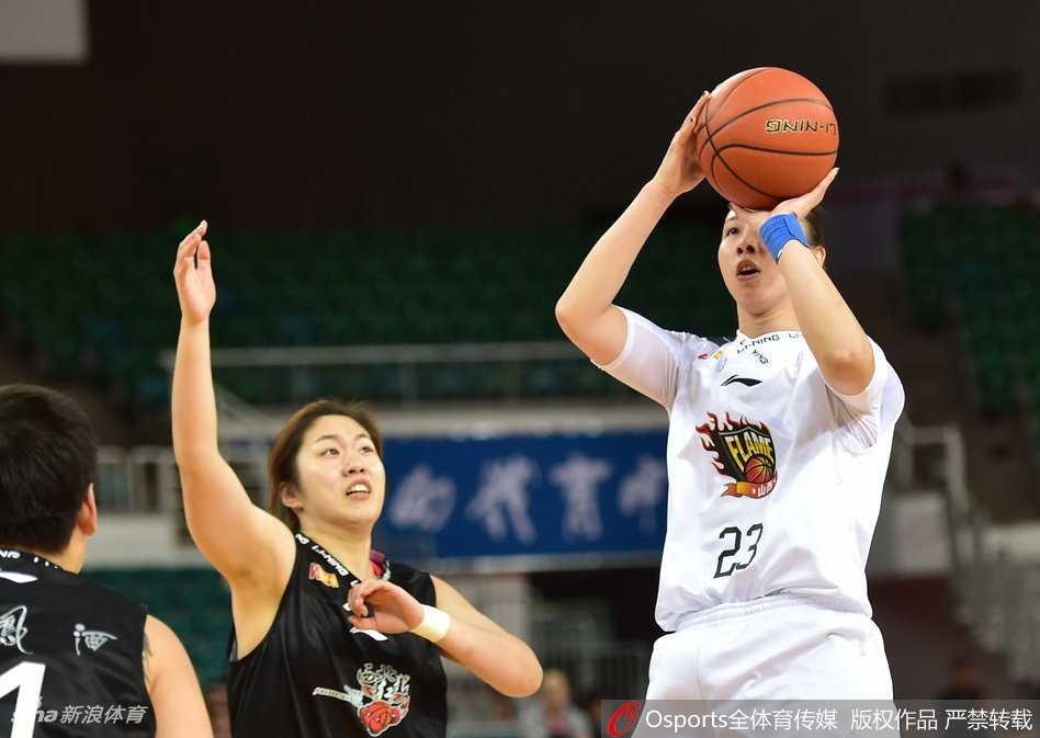 琼斯制霸内线吴迪同台竞技 山西女篮大胜陕西迎赛季转折 陕西队外援塔克在山西队多人围堵下强行上篮,尽管拼尽全力,却难阻球队内线失守。