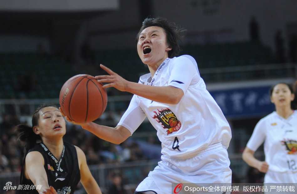 琼斯制霸内线吴迪同台竞技 山西女篮大胜陕西迎赛季转折 山西队防守悍将赵志芳全场紧逼,如橡皮糖般粘着陕西队后卫,成功完成抢断瞬间。