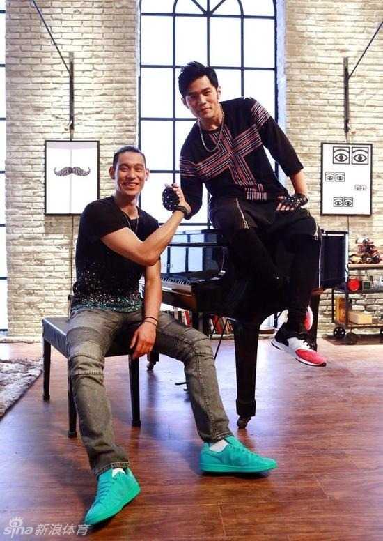 生日快乐!致我们永远的篮球少年周杰伦 在明星慈善赛上,周杰伦面对林书豪的严密防守,依然自信地运球突破,眼神坚定,仿佛在说:就算是NBA球星,我也要试试看。