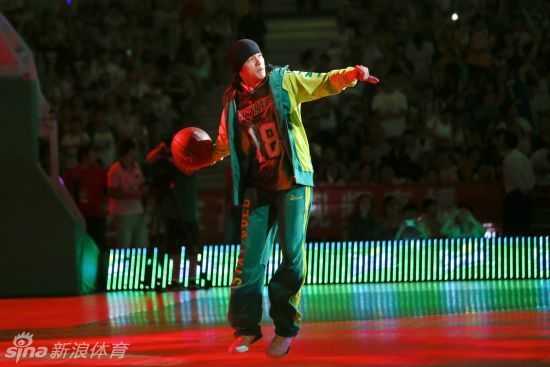 生日快乐!致我们永远的篮球少年周杰伦 身披战袍的周杰伦在篮板下高高跃起,身体在空中绷成一道优美的弧线,手中的篮球即将脱离指尖,飞向篮筐,神情专注得像个备战高考的少年。