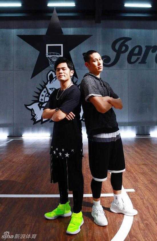 生日快乐!致我们永远的篮球少年周杰伦 烈日当空,周杰伦在户外球场上持球进攻,汗水顺着脸颊滑落,浸湿了球衣,但这正是篮球场上最富有生命力的画面。