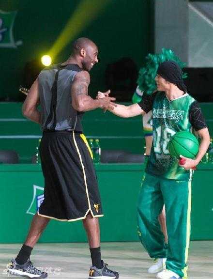 生日快乐!致我们永远的篮球少年周杰伦 周杰伦绑着标志性的发带,嘴角微微上扬,露出那副有点酷又有点坏的笑容,即使在激烈的拼抢中,他也要保持绝对的帅气。