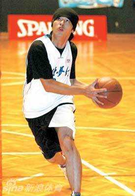 生日快乐!致我们永远的篮球少年周杰伦 进球后的周杰伦露出了标志性的得意表情,手指指向天空,仿佛在说:哎哟,不错哦,这颗球很有意义。