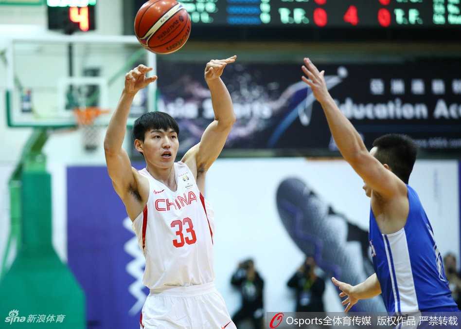 男篮世预赛蓝队客场狂胜中国香港 全队六人得分上双 内线巨塔韩德君在三人包夹夹缝中奋力跃起,用一双巨大的手掌牢牢控制住篮板球,展现了他在禁区内的绝对统治力。