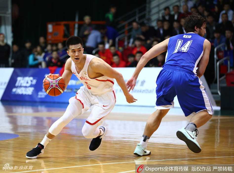 男篮世预赛蓝队客场狂胜中国香港 全队六人得分上双 后场核心郭艾伦面对防守球员,利用蝴蝶穿花般的运球技术晃开角度,眼神坚定地观察着队友的跑位,随时准备送出精妙传球。