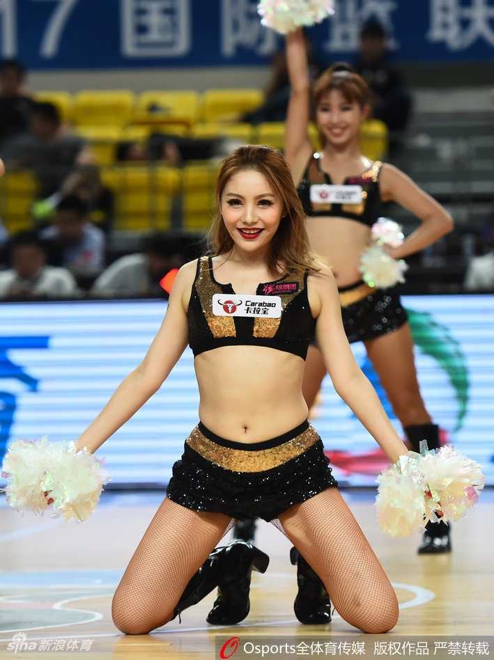 男篮亚冠赛场上的炫舞团 用激情舞动青春风采 手持闪耀啦啦球的队员在灯光下尽情热舞,灿烂笑容洋溢着自信与青春活力