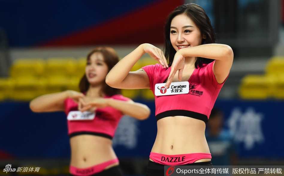 这位宝贝手持闪耀花球，眼神坚定地望向远方，粉红色战袍下的她宛如赛场上的女战士，用舞蹈为球员注入必胜信念