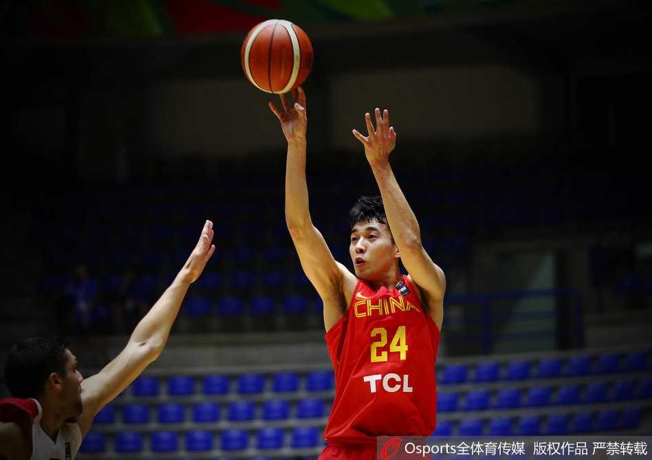 场边的杜锋指导神情专注，双手拢在嘴边正对着于德豪大声叮嘱，眼神中既有严厉的批评也有殷切的期望。