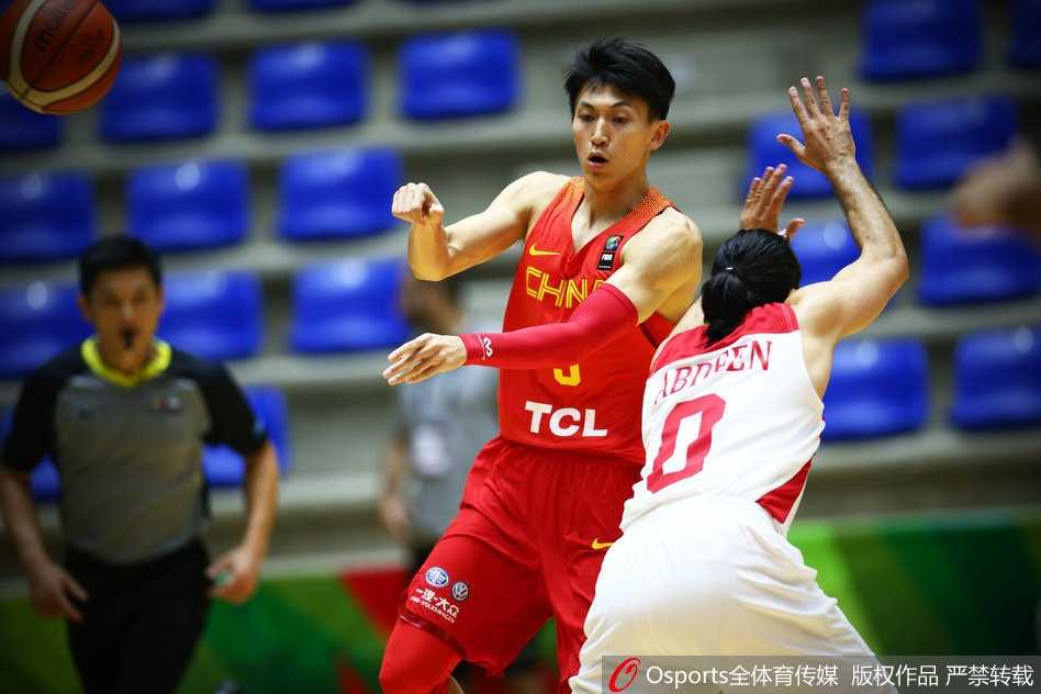 任骏飞在约旦内线群中高高跃起，凭借灵活的脚步找到出手空间，指尖轻轻一拨，篮球打板稳稳落入篮筐。