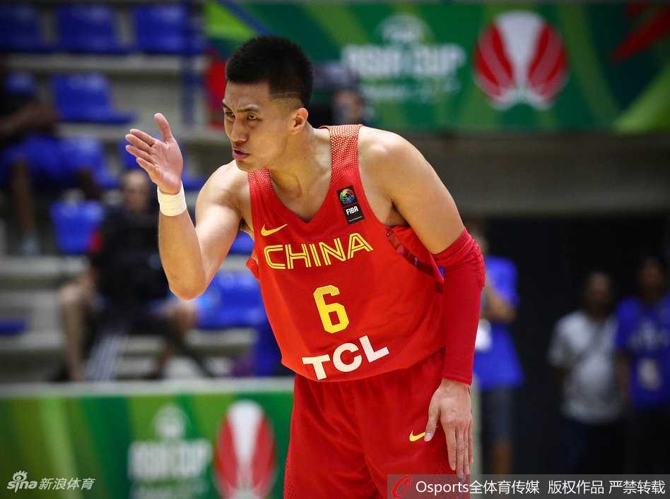 韩德君在禁区硬扛澳洲大汉，他用厚实的身板筑起一道移动长城，每一次低位要位都充满了力量感。