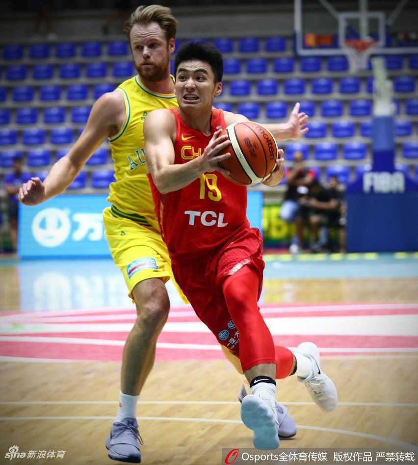 看台上的姚明神情严肃，他双手抱胸，目光深邃，目睹着年轻的队伍在成长路上必须经历的阵痛。