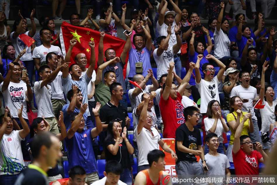男篮亚洲杯险胜伊拉克 场边美女球迷与萌娃抢镜 一位可爱的小球迷手拿国旗,眼神天真无邪,笑容温暖人心