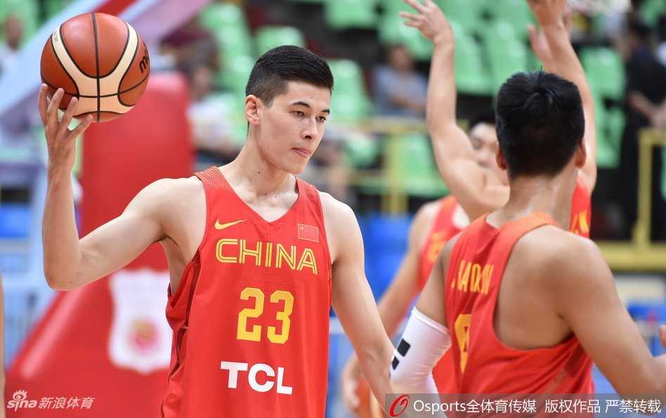 身高臂长的张兆旭如同一座移动的高塔伫立在禁区，他奋力跃起送出钉板大帽，用铜墙铁壁般的防守捍卫着中国队的篮下尊严。