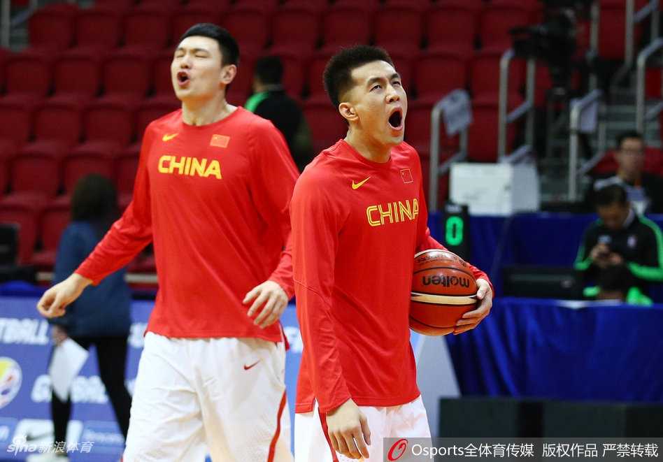 男篮蓝队京沪备战冲刺,易建联领衔全神贯注雕琢投篮 郭艾伦运球后急停跳投,眼神犀利充满杀气,皮球刚从指尖拨出带着强烈的旋转飞向篮筐。