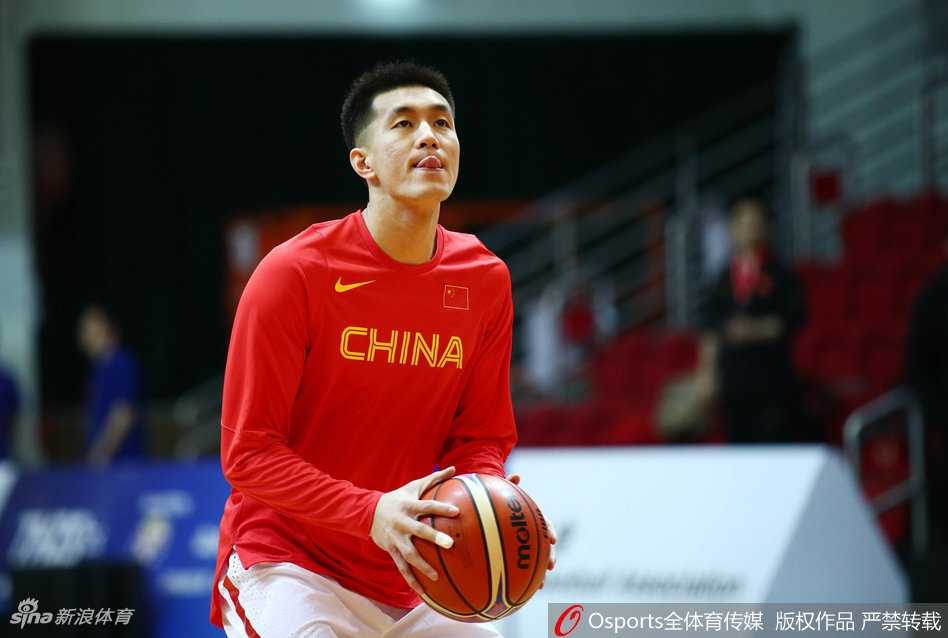 男篮蓝队京沪备战冲刺,易建联领衔全神贯注雕琢投篮 吴前持球在手蓄势待发,脚下步伐灵动调整,准备再次展现他精准的投射技艺。