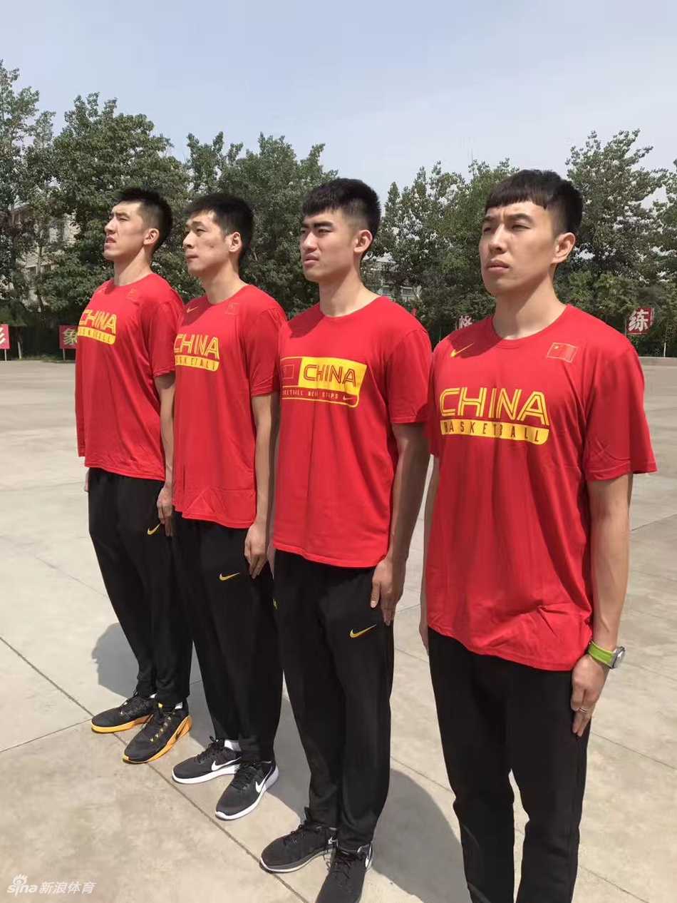 男篮蓝队军营铸魂记:韩德君烈日展豪情,刘晓宇英姿引赞叹 队列训练中,素以帅气著称的刘晓宇在烈日下更显英气逼人。他眼神坚定地注视着前方,棱角分明的脸庞上挂满了汗珠,仿佛从热血漫画中走出的主角,那种由内而外散发的坚毅气质,引得场边的工作人员都忍不住多看几眼。