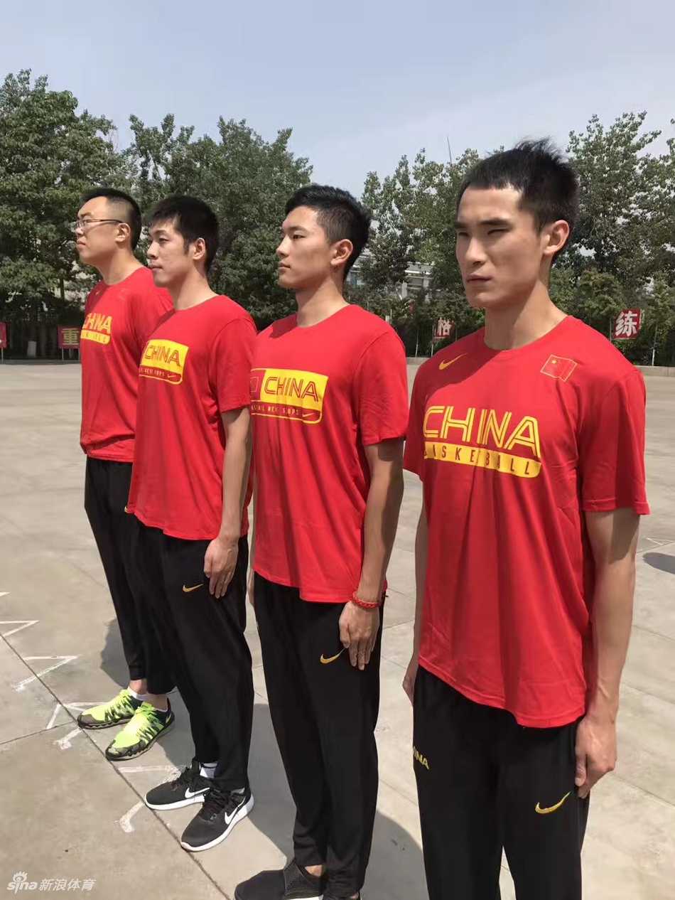 男篮蓝队军营铸魂记:韩德君烈日展豪情,刘晓宇英姿引赞叹 教官正在纠正队员的动作,刚毅的目光与球员求知若渴的眼神交汇。这一刻,篮球场上的明星变成了军营里的新兵,他们在教官的指导下,认真体会着每一个细节,仿佛要把‘纪律’二字刻进骨子里。