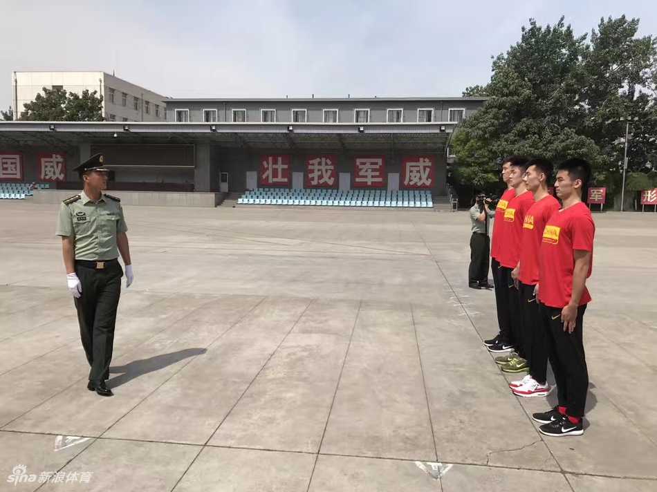 男篮蓝队军营铸魂记:韩德君烈日展豪情,刘晓宇英姿引赞叹 夕阳的余晖洒在年轻的队员身上,尽管一天的军训让他们的身体疲惫不堪,但每个人的脸上都写满了满足与坚定。他们围坐在一起,交流着心得体会,眼神中闪烁着对未来的渴望,仿佛在说:亚洲杯,我们准备好了!