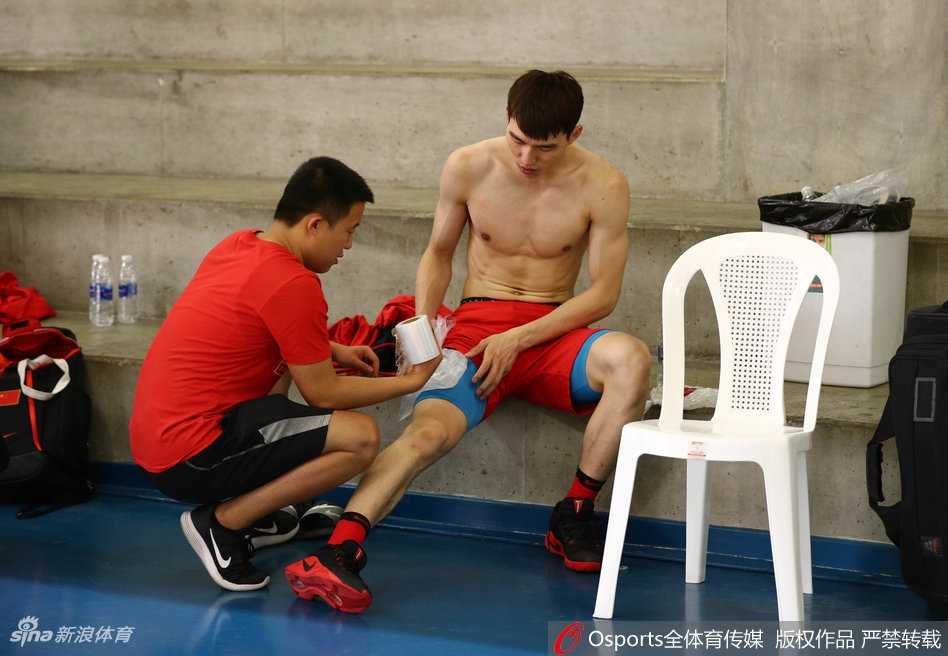 任骏飞与胡金秋在篮下肌肉碰撞，青春的力量在对抗中迸发火花。