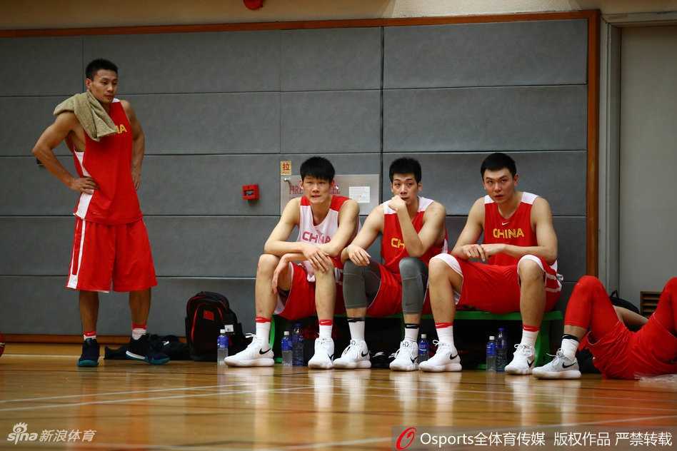 蓝队将士们在进行战术跑动训练，尽管汗水浸湿了球衣，但每个人的眼神都充满了对胜利的渴望。