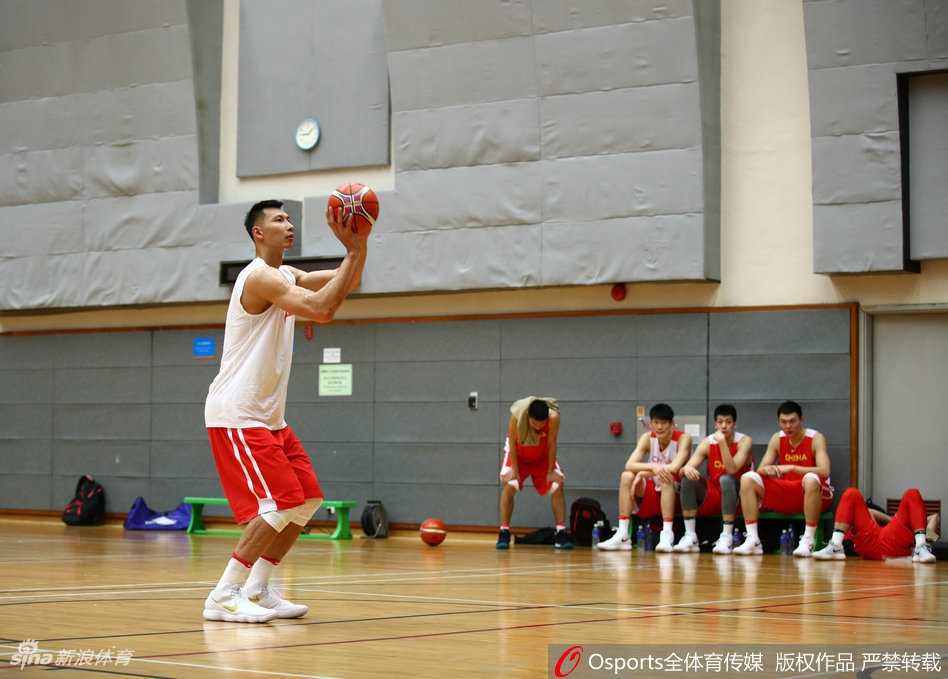 郭艾伦在训练中加速突破，尽管手腕仍有不适，但他依然全力以赴，用灵活的运球撕开对手的防线。