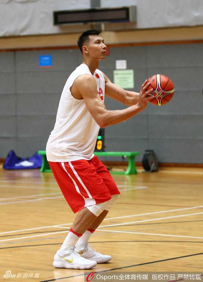 赛后全队围成一圈激情庆祝，易建联振臂高呼，这一刻所有的努力和汗水都化作了胜利的喜悦。