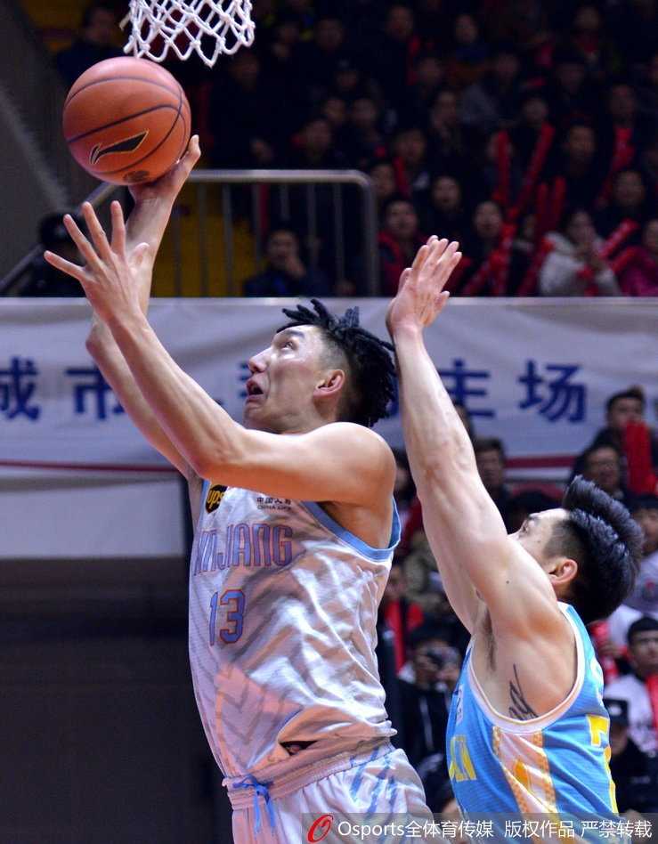 西热力江目光如炬，在三分线外张手命中，篮球划过红山体育馆夜空，宛如流星。