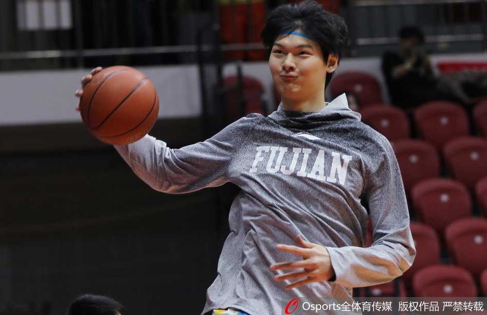 比赛结束后，亚当斯与西热力江紧紧相拥，全场球迷起立欢呼，共同庆祝这场来之不易的复仇胜利。