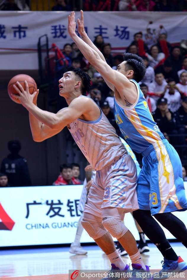 王哲林背身单打，硬扛新疆内线，用细腻的转身勾手将球送入篮筐，展现国产顶级中锋的风采。