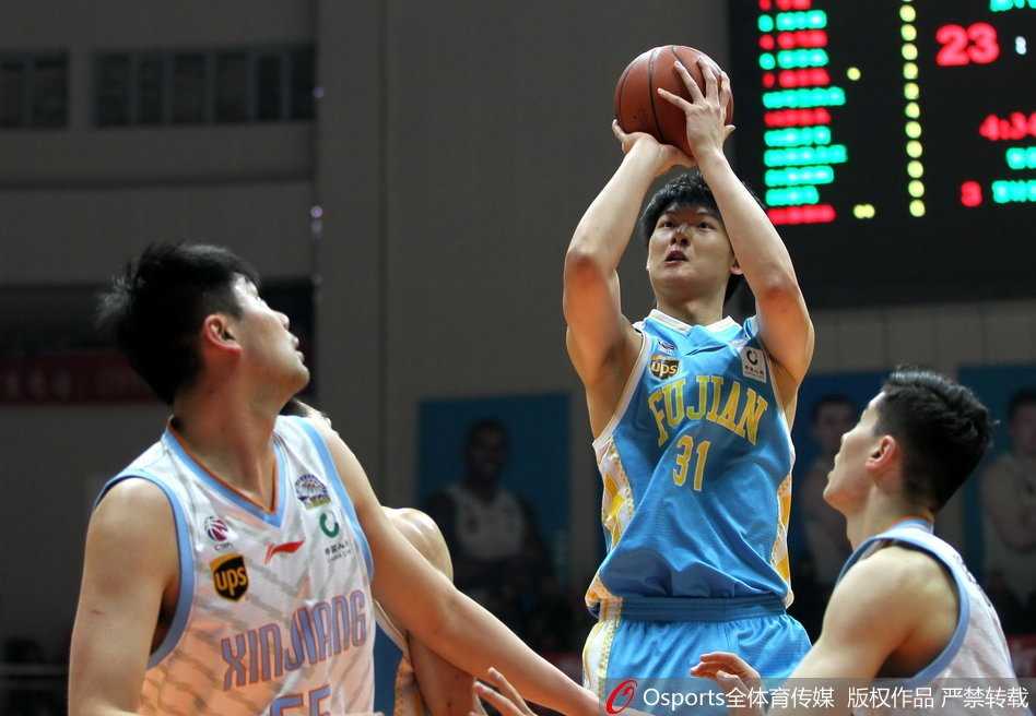 俞长栋在对抗中强硬起跳，将球放进篮筐并造成犯规，兴奋的他振臂高呼，这一刻他是红山的英雄。