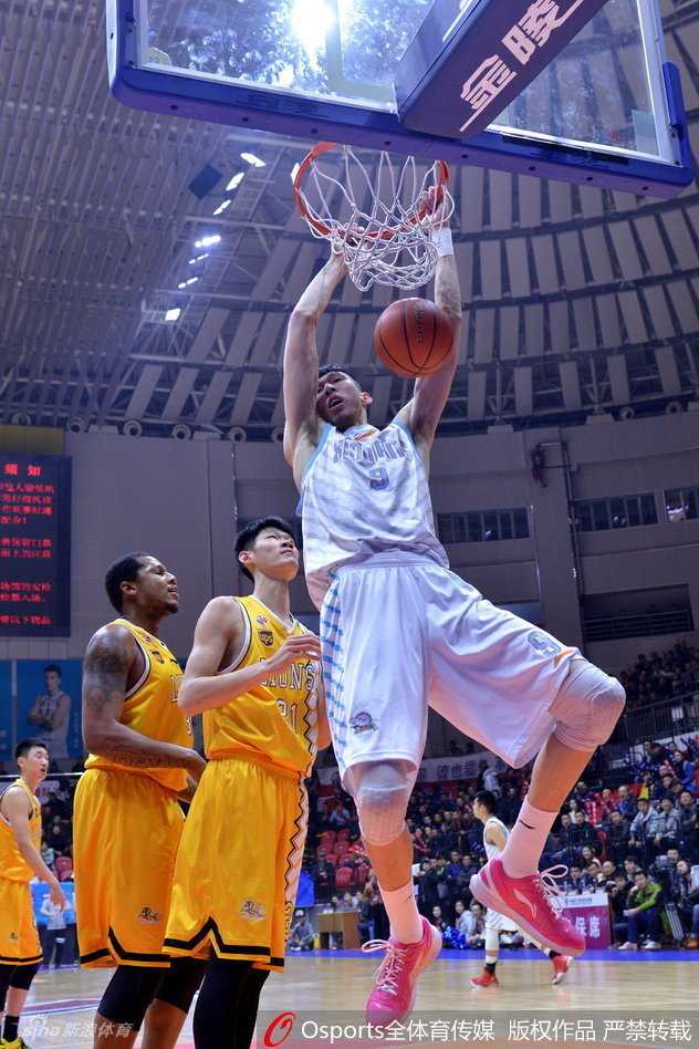 疆广厦战记:篮下铁血交锋,群星闪耀时 新疆队锋线尖刀可兰白克-马坎如利刃出鞘,在快攻中接队友长传,他甩开所有防守者,眼神坚毅地望向前方,轻盈地将球送进篮筐,完成了一次漂亮的防守反击。