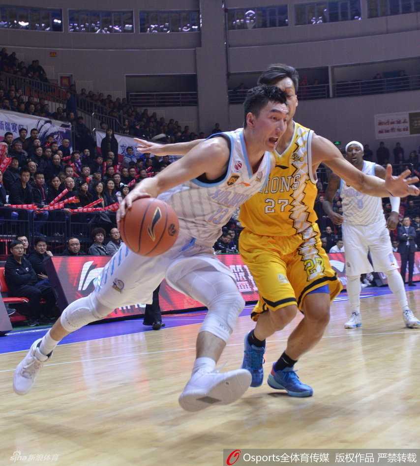 疆广厦战记:篮下铁血交锋,群星闪耀时 广厦队胡金秋在篮下展现梦幻脚步,他背身单打转身抹入禁区,面对周琦的补防毫无惧色,高高跃起将球放入篮筐,展现出新生代内线的细腻技术。