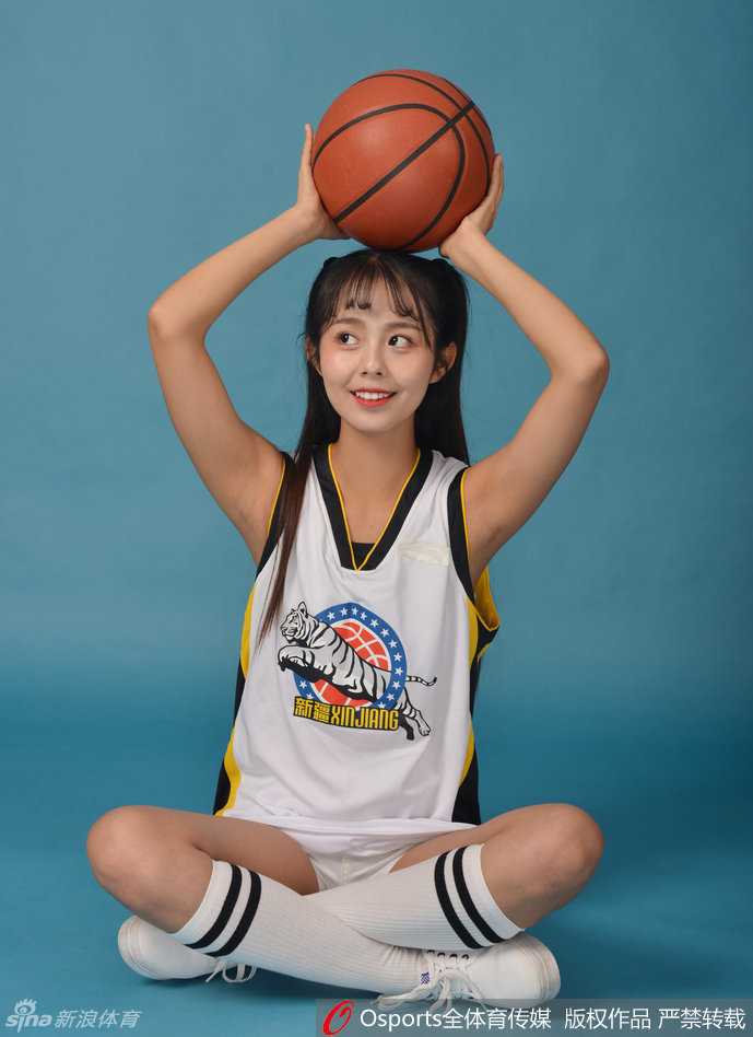 表演间隙，宝贝轻轻拨动发丝，回眸一瞥温柔了时光，这份美丽是献给球员和球迷最珍贵的礼物。