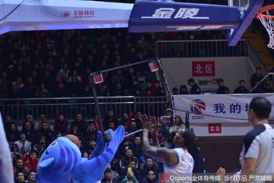 李根在周鹏的严防死守下强行突破，肌肉碰撞的激烈程度肉眼可见，这场本土顶级小前锋的对决，最终以李根砍下31分略胜一筹而告终