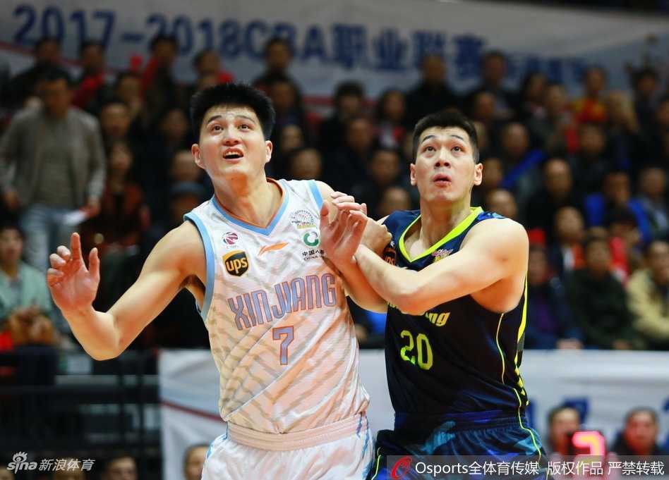 疆粤大战烽火起,卫冕冠军红山主场惨遭华南虎血洗 比赛开场哨响的瞬间,身着白色球衣的广东队球员如离弦之箭般杀入新疆队腹地,队长周鹏眼神坚毅,运球突破新疆队员的严密防守,整个红山体育馆的喧嚣仿佛在这一刻被他的气势所压制。