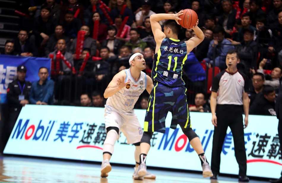 疆粤大战烽火起,卫冕冠军红山主场惨遭华南虎血洗 终场哨响,比分牌上的114比130显得格外刺眼,新疆队球员俞长栋低着头,汗水从他的脸颊滑落,他神情落寞地缓缓走向球员通道,身后是广东队员们在场地中央肆意庆祝胜利的狂欢身影。