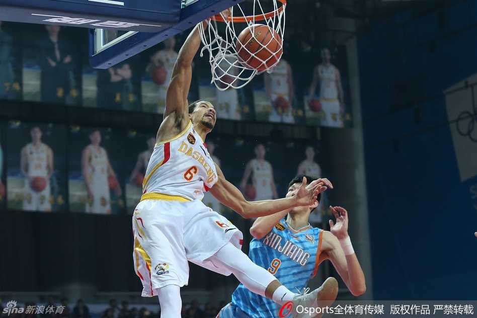 疆粤大战铸传奇 飞虎加冕新王登基 康宁汉姆在新疆队严密的防守下,依然高高跃起,以一记势大力沉的单手劈扣终结进攻,展现了他惊人的弹跳力和滞空能力。