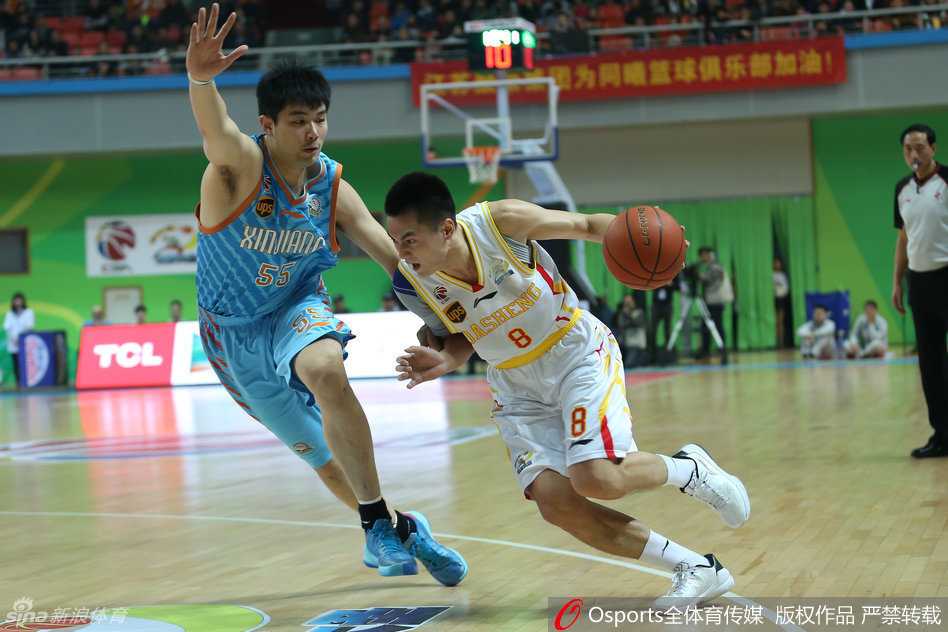 疆粤大战铸传奇 飞虎加冕新王登基 亚当斯如一道闪电般持球突破,他的眼神坚毅,步伐迅捷,瞬间撕开了对手的防线,为队友创造了绝佳的进攻机会。