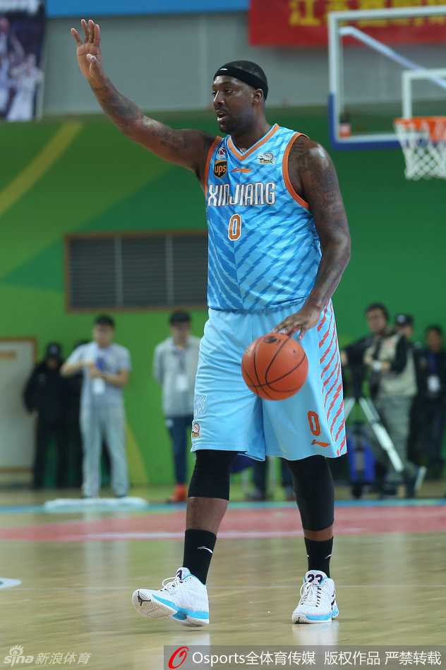 疆粤大战铸传奇 飞虎加冕新王登基 布莱切在高位持球组织,他犹如一位指挥家,用开阔的视野和精准的传球调度着全队的进攻,将“组织中锋”的角色演绎得淋漓尽致。