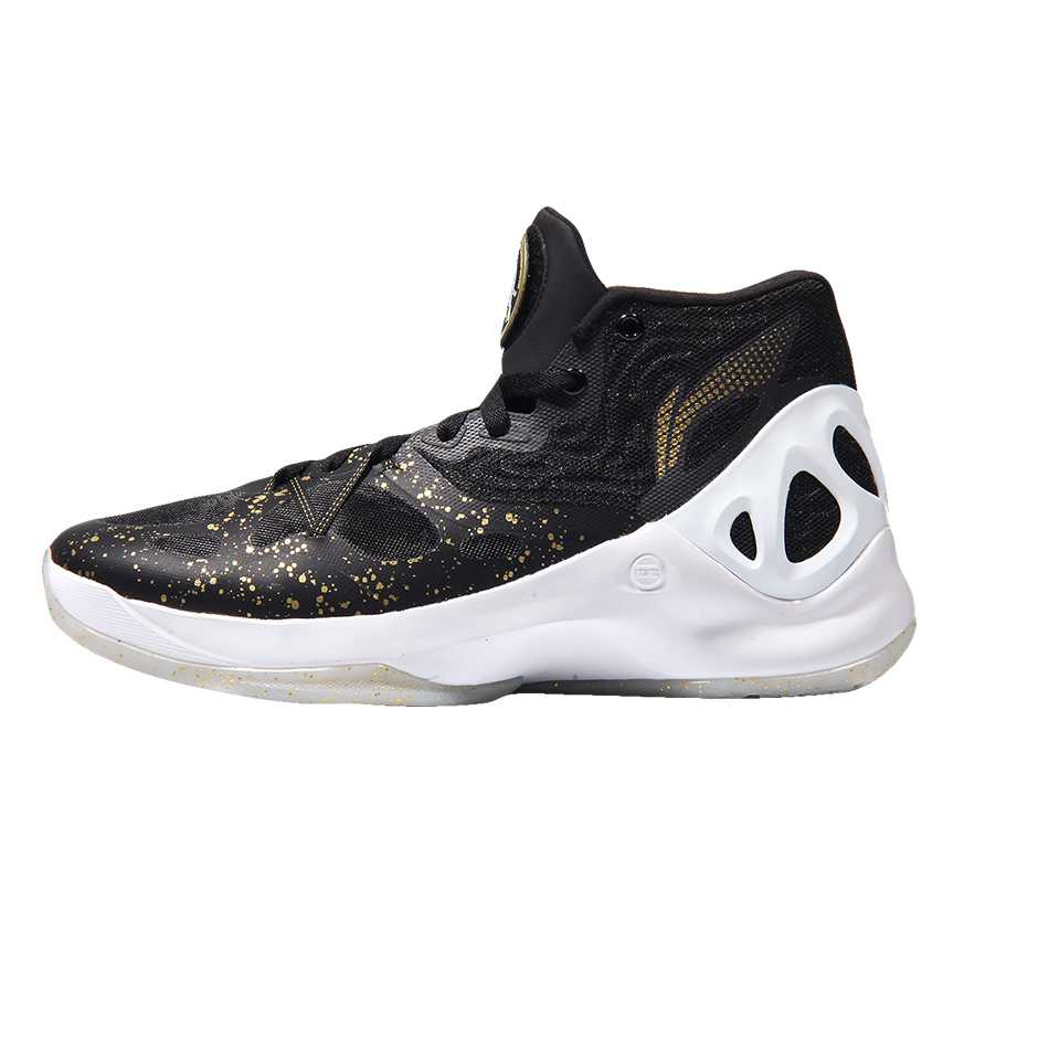 疆耀九州:回眸新疆飞虎首夺CBA总冠军的荣耀战袍与征尘 黑金战靴侧颜杀,凌厉线条勾勒出冠军速度,鞋身光影流转,仿佛还带着总决赛赛场上的疾风。