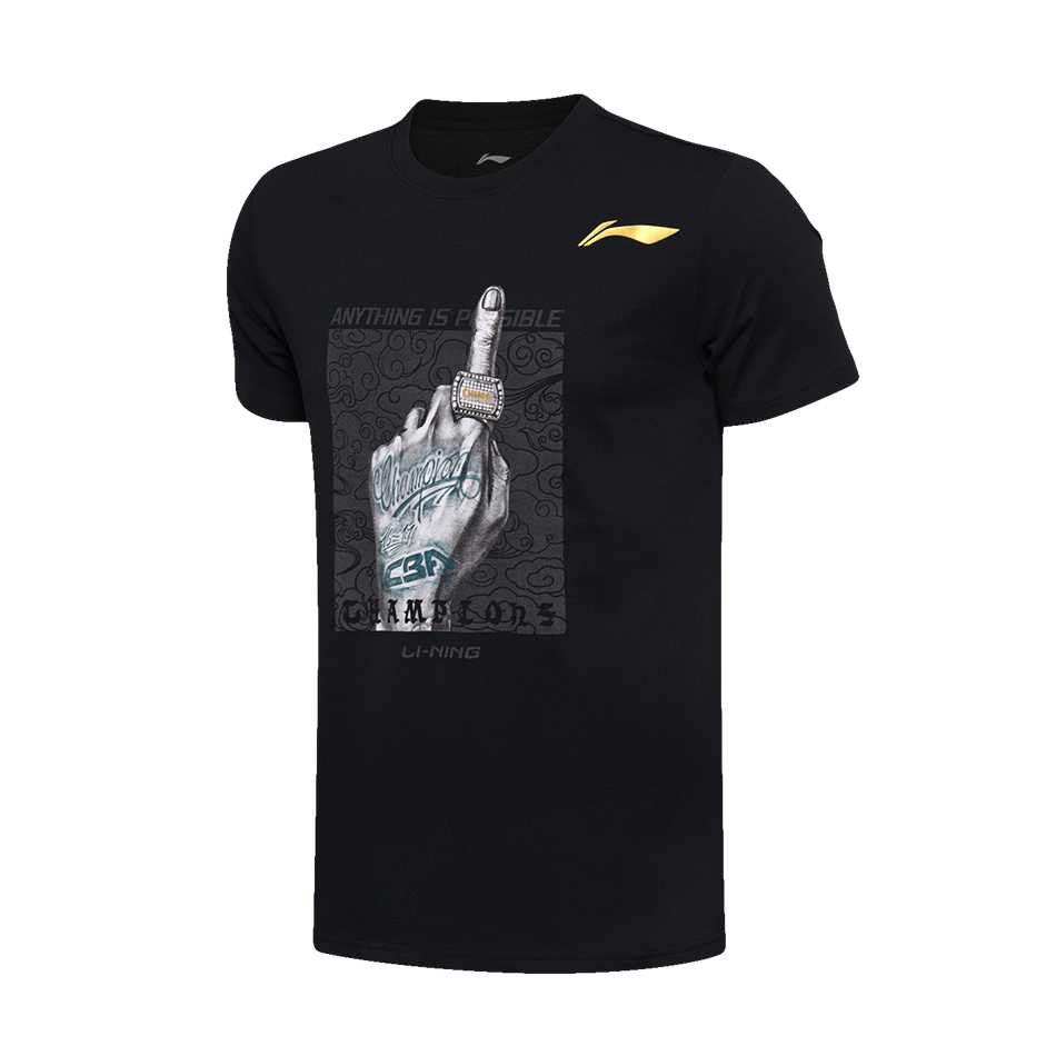 疆耀九州:回眸新疆飞虎首夺CBA总冠军的荣耀战袍与征尘 冠军T恤正面,祥云托举起霸气的夺冠手势,指尖的戒指闪耀着“China”荣耀,宣告王者诞生。